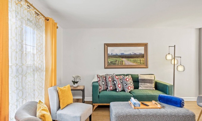 Belmont Cragin House | Relax in Chicago: 2BR Townhouse with Spa & Hot Tub