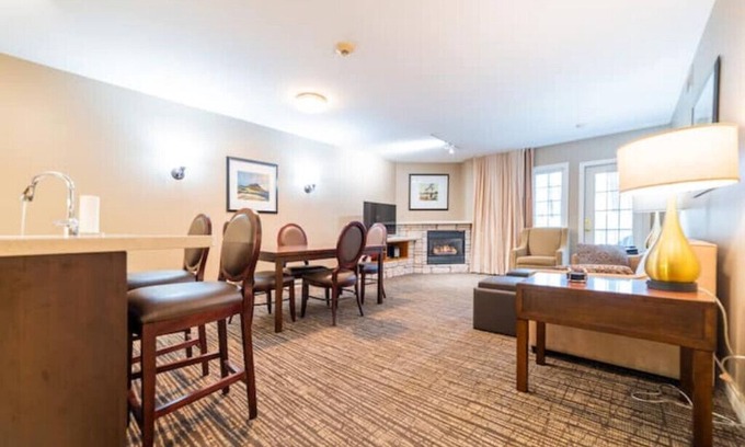 Oro-Medonte Apartment | Experience Country Club Living in a Modern Oceanview Suite