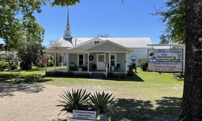 Crawfordville Cottage | Discover Downtown Convenience at Courtyard's Pelican Cottage