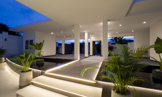 Nong Prue Villa | Delight in Poolside Sunset Views, Steps from Downtown