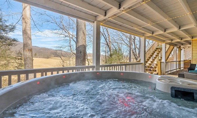 Waynesville Cabin | Experience a Fabulous Retreat with Hot Tub and Private Amenities