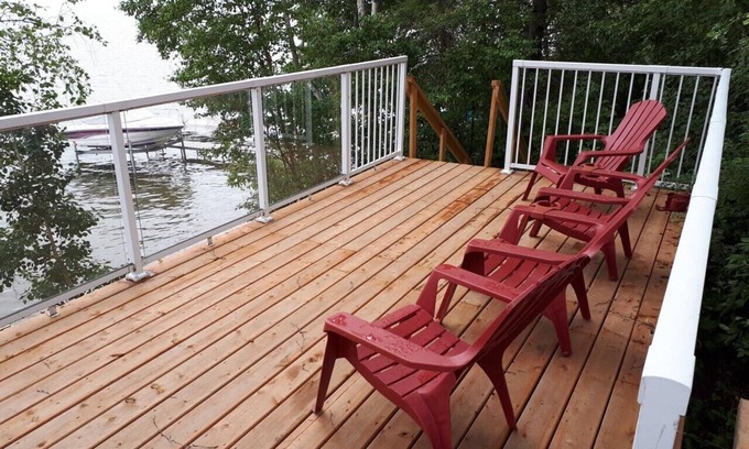 Westerose Cabin | Idyllic Waterfront Cabin at Pigeon Lake with Ocean View