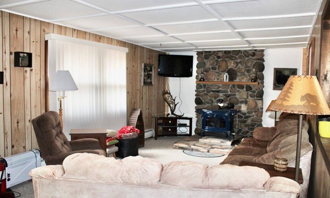 Crivitz Cabin | Adventurous Getaway: Lake, Waterfalls & Oceanfront Views