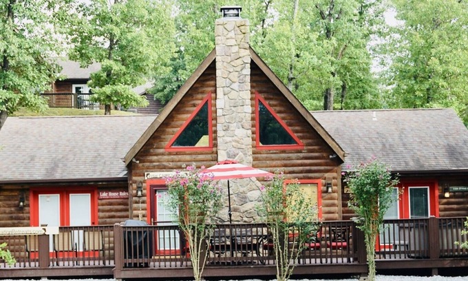 Branson Cedars Cabin | Experience Fish Camp Lodge: 3 Beds, Spa & Pool Retreat
