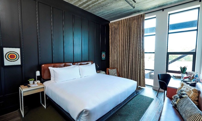 East Nashville Hotel | Enjoy Funky Boutique Room w/Skyline Views – Food & Fun Nearby! Close to Airport