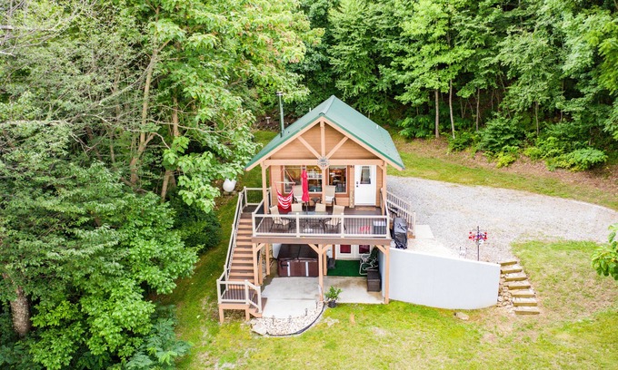 Amherst Cabin | Relax in a Hot Tub with Breathtaking Mountain Views