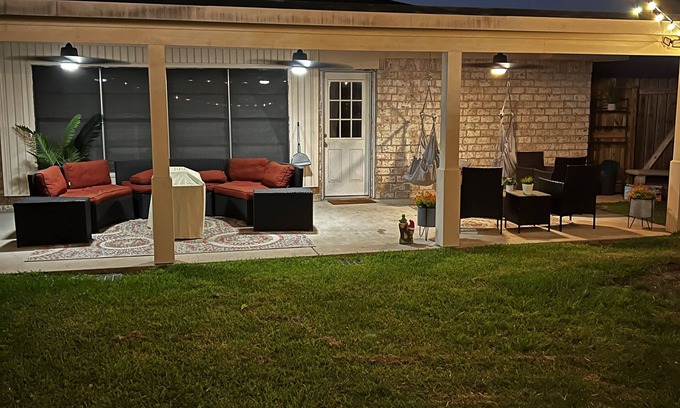 Clear Lake City House | Explore Houston and Galveston with Family-Friendly Amenities