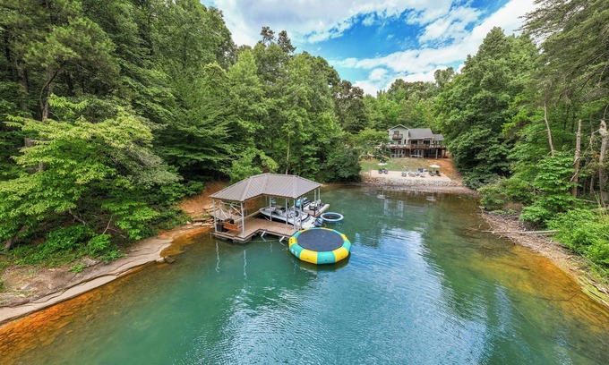 West Union House | Relax at Lake Keowee Cabin with Private Beach & Dock