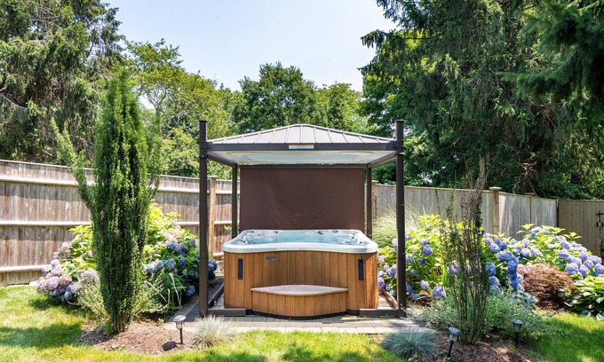 Middletown House | Relax at Coastal Hideaway: Oceanfront, Spa & Hot Tub