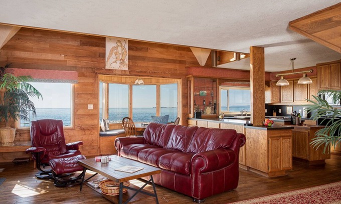 Chinook House | Columbia River Paradise: Oceanfront Retreat with Spa & Views