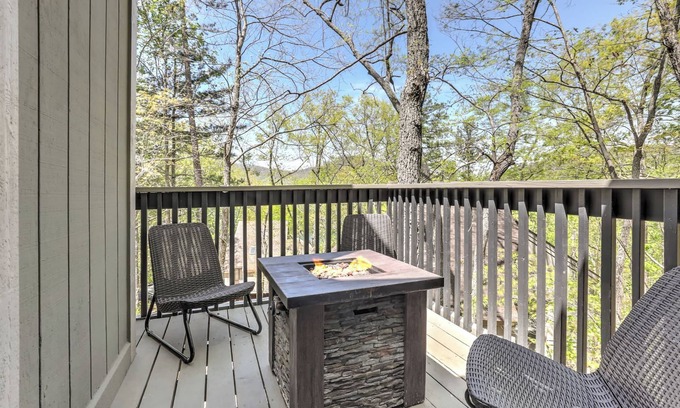 Big Canoe House | Tranquil Castaway Cottage: Pet-Friendly Retreat in Big Canoe