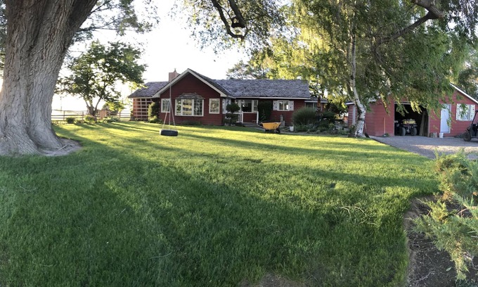 Buhl House | Enjoy peace and quiet on this family farm just minutes from Twin Falls
