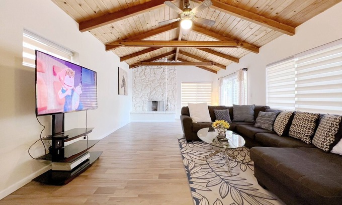 Dublin House | Discover Serene 4B2b with Ocean View in Downtown Dublin