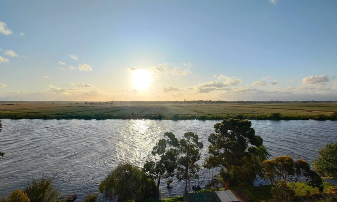 Seymour House | Enjoy river views upon Riverbed Rise