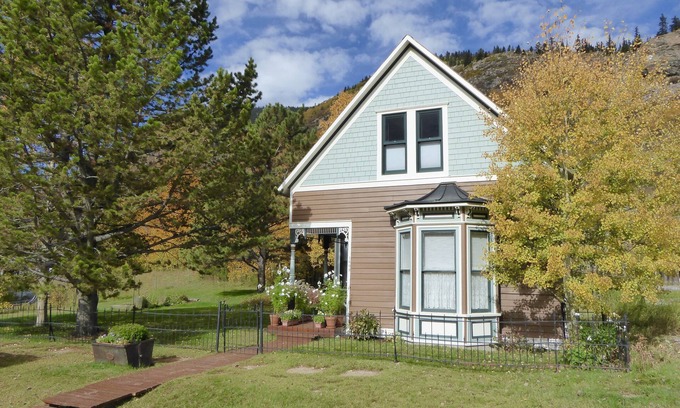 Silverton House | Historic Cottage Retreat with Ocean Views in Prime Location