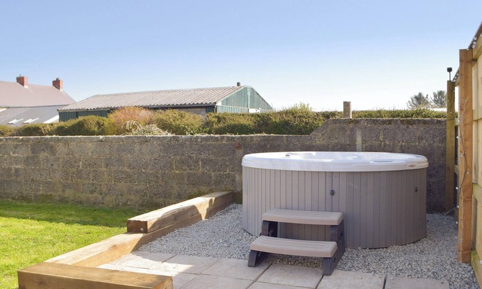 Maenclochog Cottage | Relaxing Hot Tub Retreat with Nearby Scenic Walks