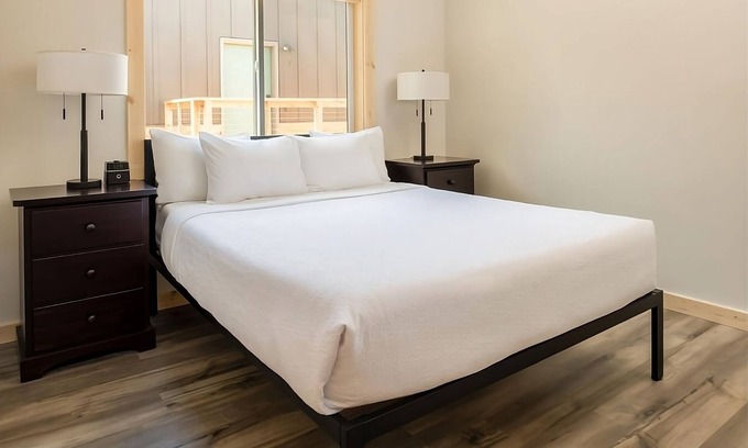 Boardman Hotel | Experience Breathtaking Columbia River Views with Pool Access