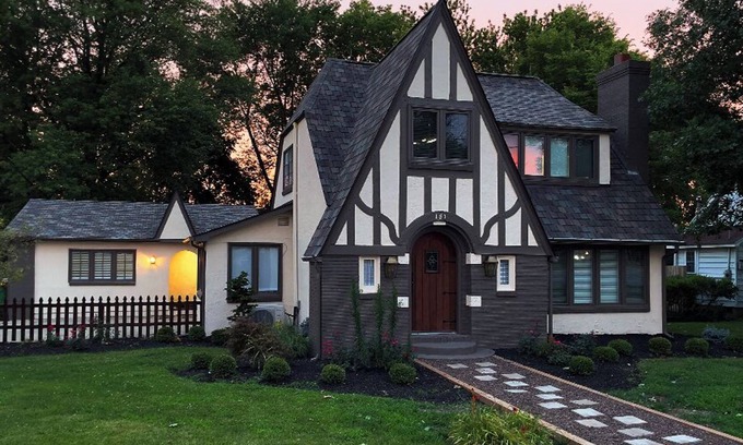 Westfield House | Experience the Ambiance of Poplar Cottage at Grand Park