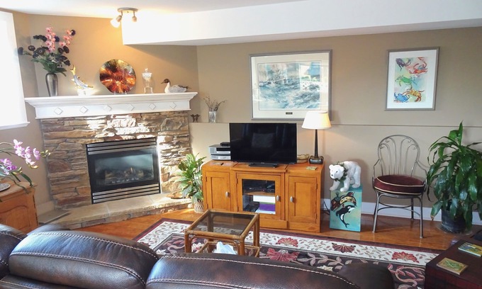White Rock House | Relax by the Beach in White Rock with Pool & Spa Access