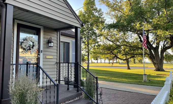 Conneaut House | Relax by Breathtaking Lake Erie Sunsets at Family Retreat