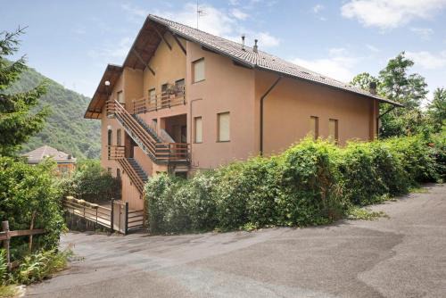 Moconesi Apartment | Relax at The Green Collina e Mare - Family-Friendly Retreat