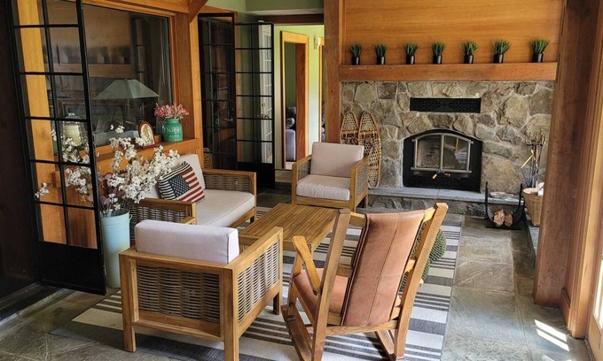 New Berlin Villa | Discover The Hidden Gem Villa: Colorful Spring Awaits!