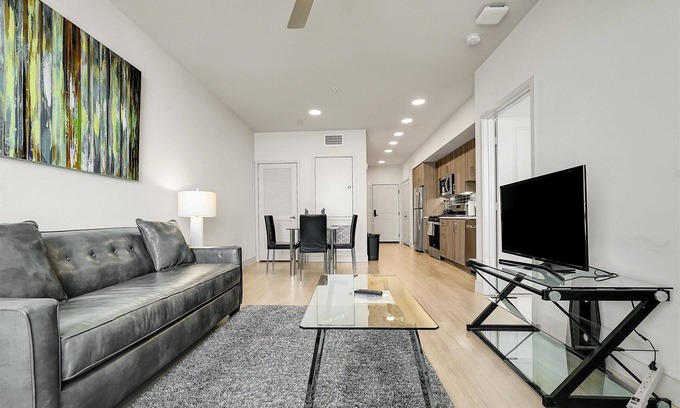 Midway District Apartment | Enjoy the Pool & Spa | nr Airport & Downtown