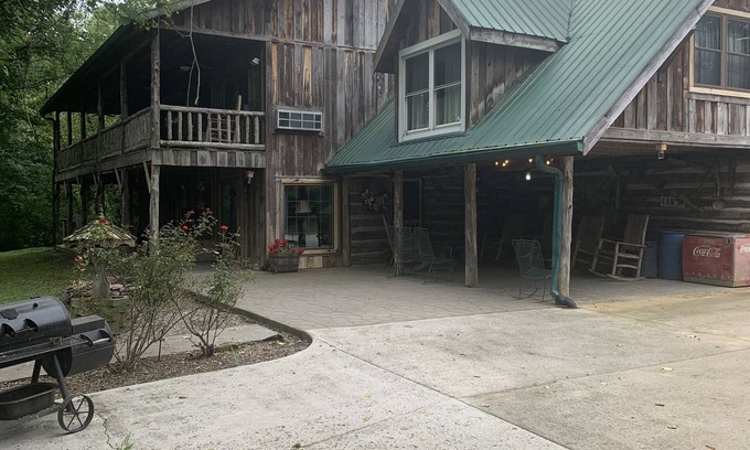 Hestand House | Experience the River Breeze: Family-Friendly Retreat