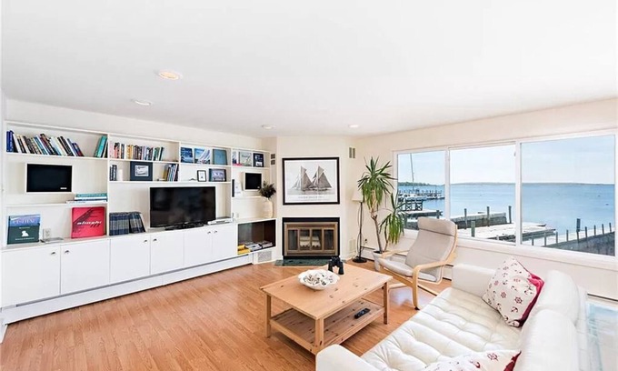 Bristol House | Relax by the Waterfront and Enjoy Breathtaking Sunsets