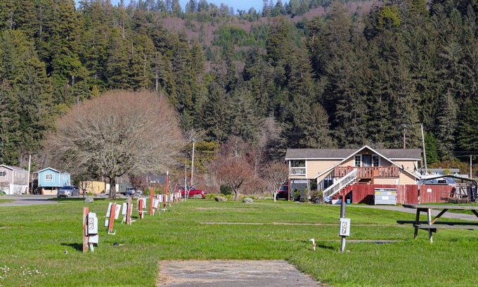 Klamath House | Experience a Cozy Family Retreat by the Klamath River
