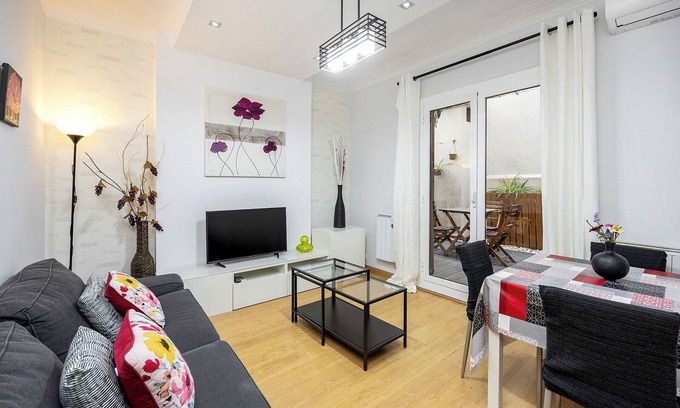 El Poble-sec Apartment | Enjoy this cozy interior apartment with capacity for 6 people, ideal for families located in the iconic Eixample neighborhood.
