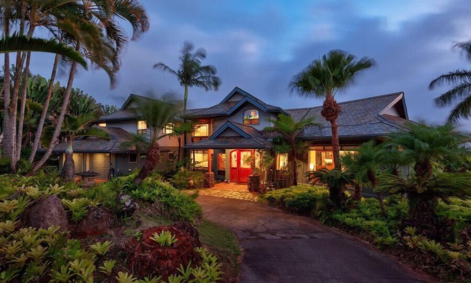Pupukea House | Experience a Tropical Paradise with Pool and Spa Amenities