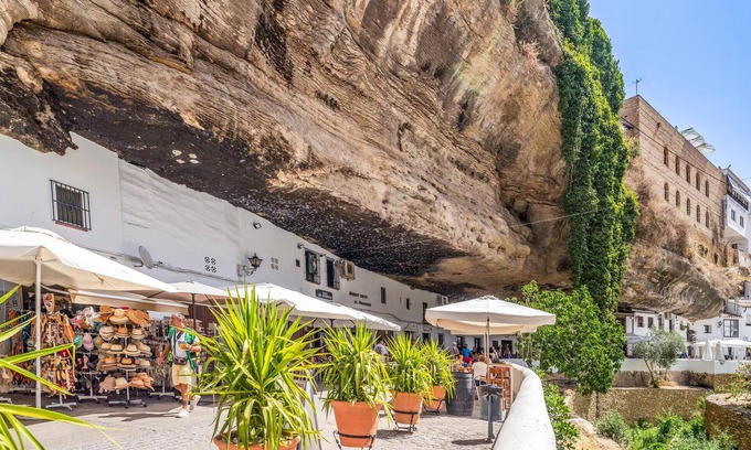 Setenil de las Bodegas House | Relax in a Inviting Vacation Home with Pool and Spa