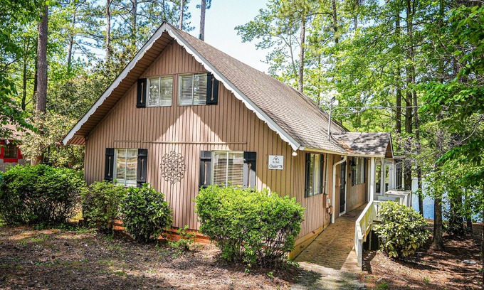Pine Mountain Ski Chalet | Experience Comfort in a Beautiful Lakeview Chalet Retreat
