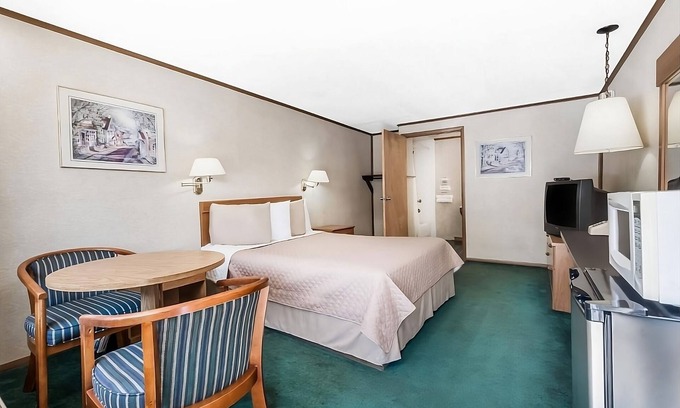 Summitt Hotel | Unwind at Knights Inn Ashland: Pool, WiFi & Pet-Friendly!