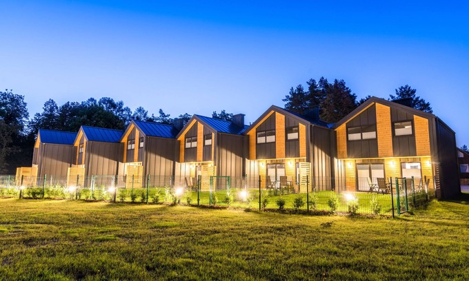 Mikolajki Cabin | Pet-Friendly Enklawa Mikołajki with Oceanfront Views
