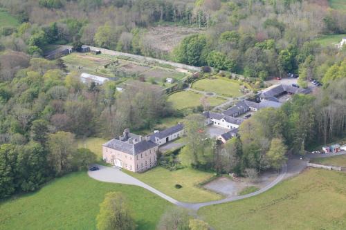Crossmolina House | Discover Enniscoe House: Pet-Friendly Retreat with Hot Tub