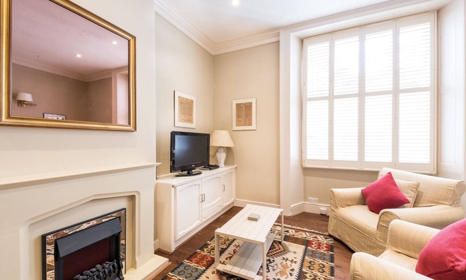 Knightsbridge Apartment | Ennismore Gardens | Family-Friendly with Kitchen Amenities