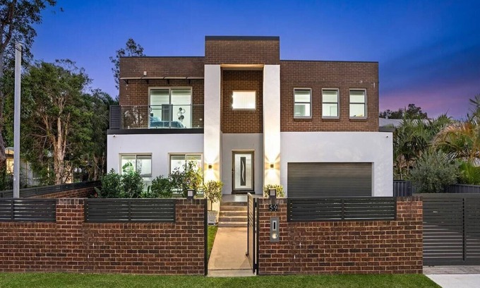 Berkeley Vale House | Enough room for all of the family and a few more!