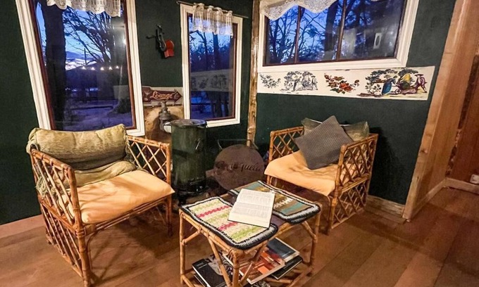 Tolhuin Bed & Breakfast | Convenient Enriqueta Location Near Lake Khami with Dining