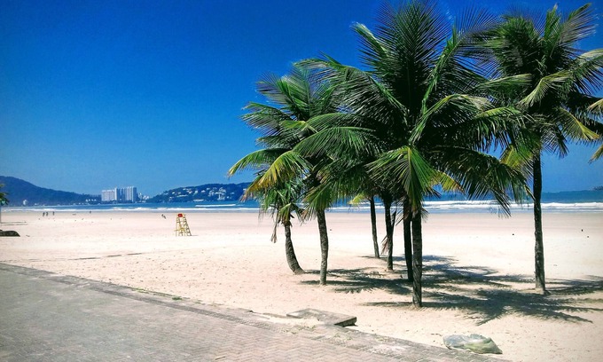 Jardim Vitoria Apartment | Relaxing Stay at Enseada/Aquário - Steps from the Beach