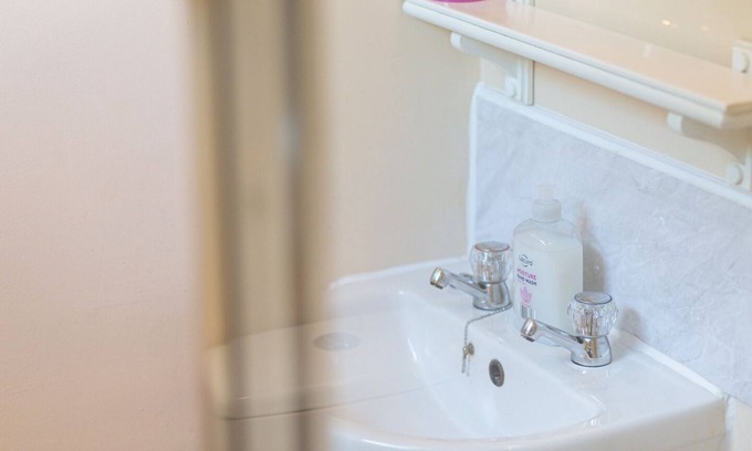 Gloucester House | Comfortable Twin Room with Private Bath & Breakfast Included