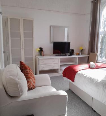 Sketty House | Budget-Friendly Ensuite Room in Sketty R8 Awaits You