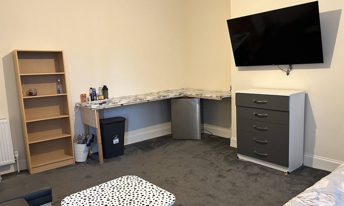 Walsall House | Private Bathroom Ensuite Room at Walsall - Breakfast Included