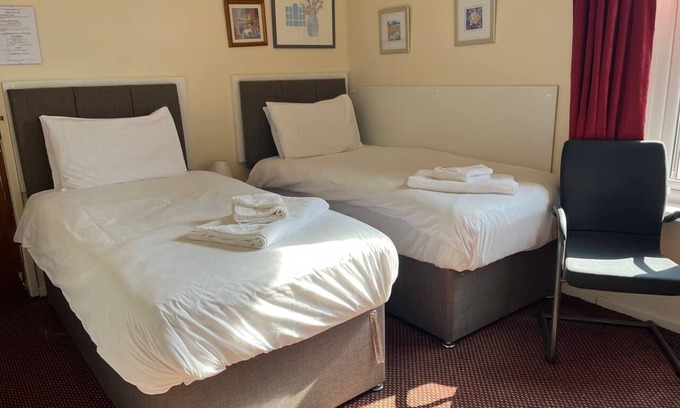 Gloucester House | Top-Rated Ensuite Twin Room with Private Bathroom Awaits