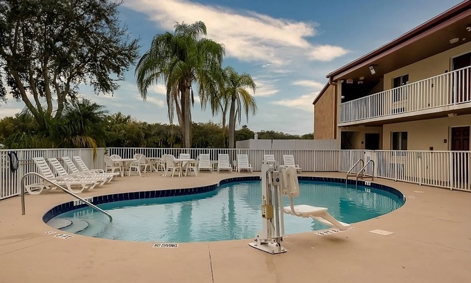 Ellenton Hotel | Enjoy a Comfortable Stay with Pool & Pet-Friendly Options