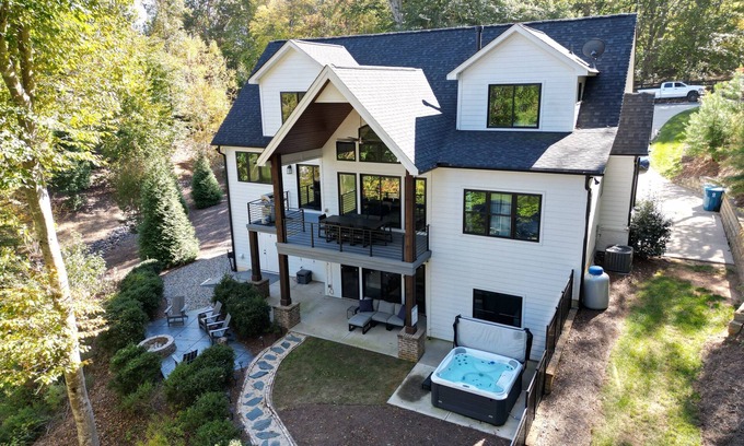 Lake Norman of Catawba House | Unwind with Family and Friends - Hot Tub & Pool Access!