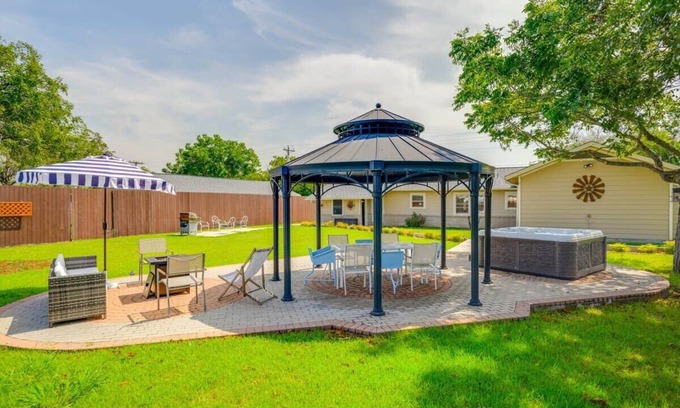 Dripping Springs House | Exceptional 5b Suite with Pool, Hot Tub & Wine Trail Access