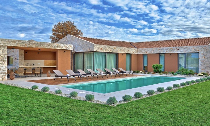 Brtonigla House | Inviting Holiday Home in Brtonigla with Private Pool