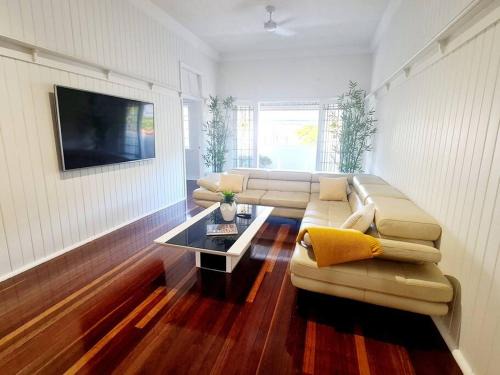 Maryborough Apartment | Spacious Attached Duplex for Groups, Pet & Child Friendly